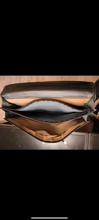 Pasta em pele a tiracolo