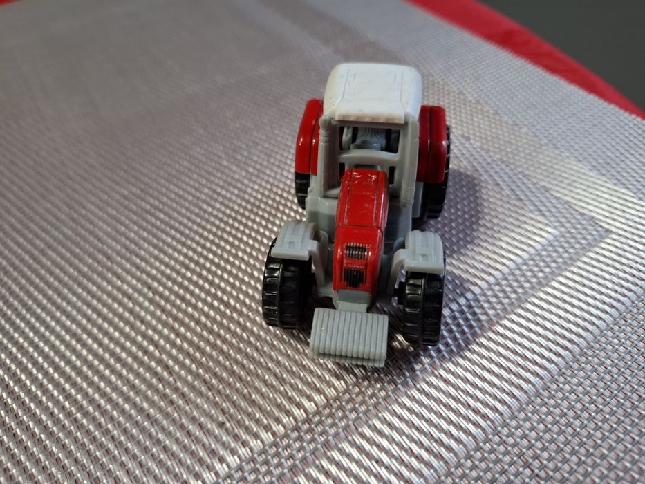 Model Traktor skala 1:64