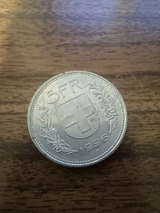 Moede de cinco francos suiços.  Moeda escassa.