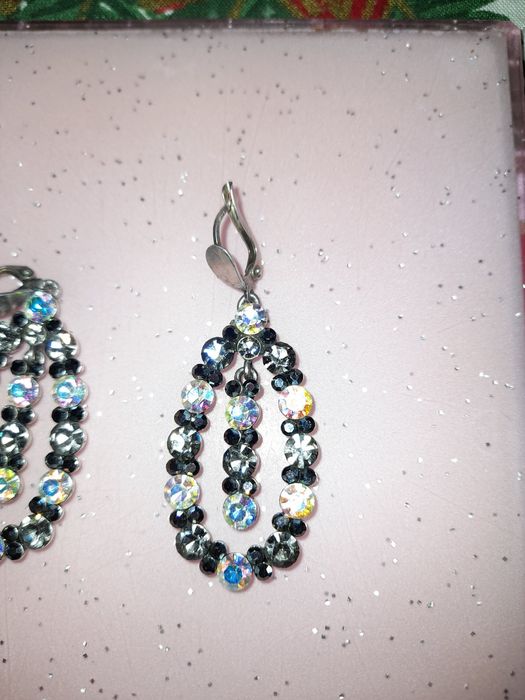 Серьги , бижутерия.