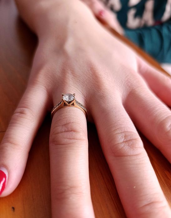 Złoty pierścionek z cyrkoniami, 14 ct, próba 585, rozmiar 13,