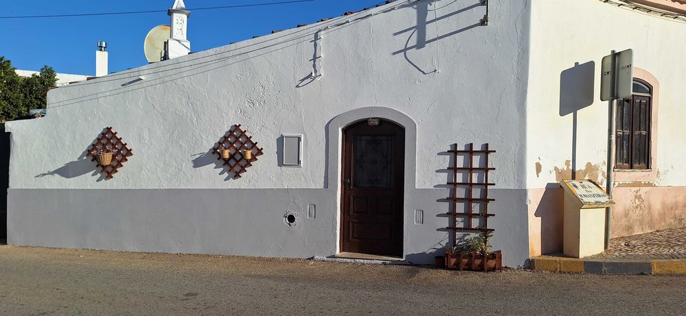 Moradia T5 Térrea c/ Jardim + 2 Lojas no Centro de Algoz
