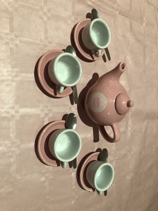 Bule e chavenas de porcelana de brincar