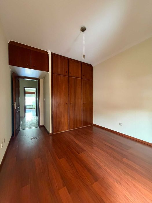 Apartamento T2, Rés-do-Chão, com boas áreas, bastante soalheiro e bem localizado. Fácil acesso a A2,  sito na quinta do lírios.