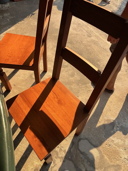 12 Cadeiras madeira maciça - vendo à unidade ou o conjunto, atençao no preço se comprar as 12 unidadades