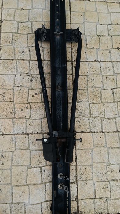 Duas barras e três suportes de bicicletas