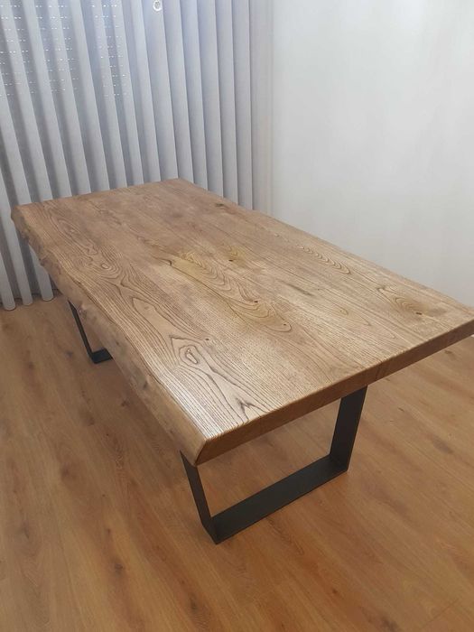 Mesa de madeira maciça em veio natural estilo industrial/rustico