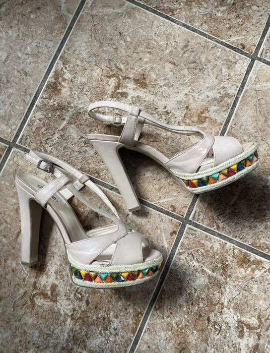 Подарую босоніжки