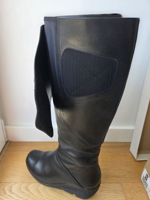 Botas pretas cano alto em pele da Clarks, muito confortáveis