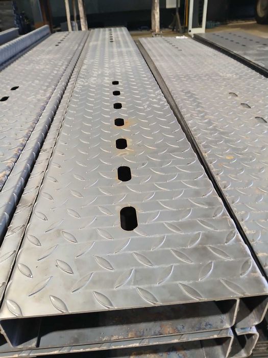 Blacha stalowa z otworami 4mm - panel do produkcji auto-lawet.