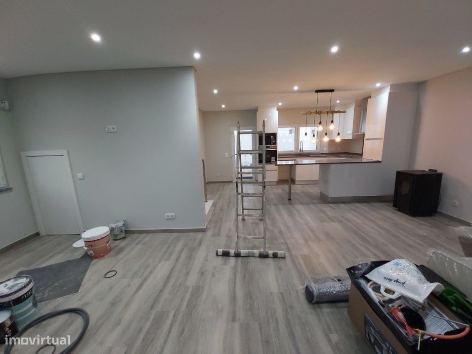 Moradia isolada T3+2, com garagem, jardim e piscina.