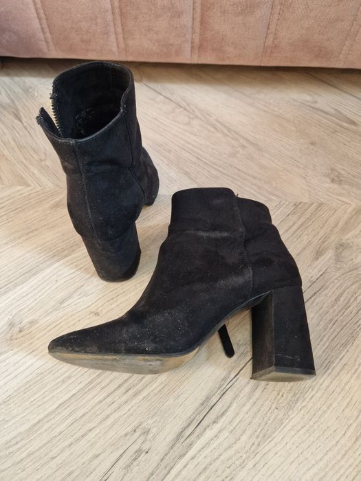Czarne zamszowe botki na obcasie rozm. 36 Stradivarius