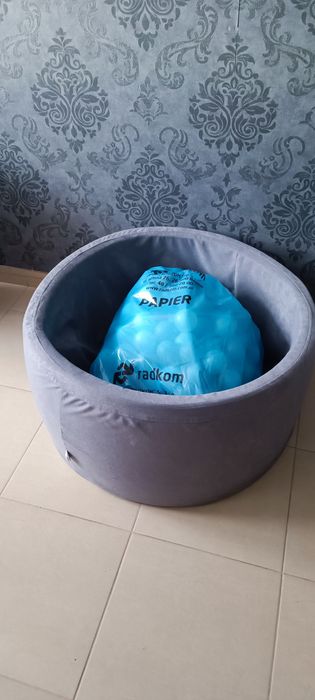 Duży basen z piłeczkami