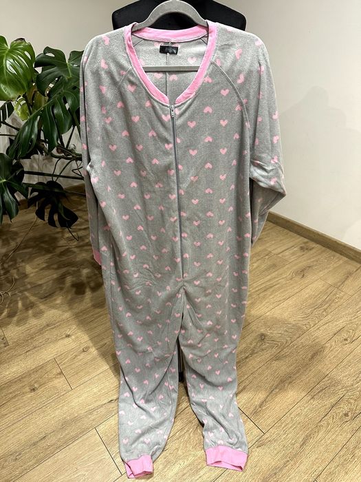F & F pajac piżamka szara. w serduszka 20-22