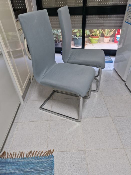 Mesa de cozinha com quatro cadeiras.