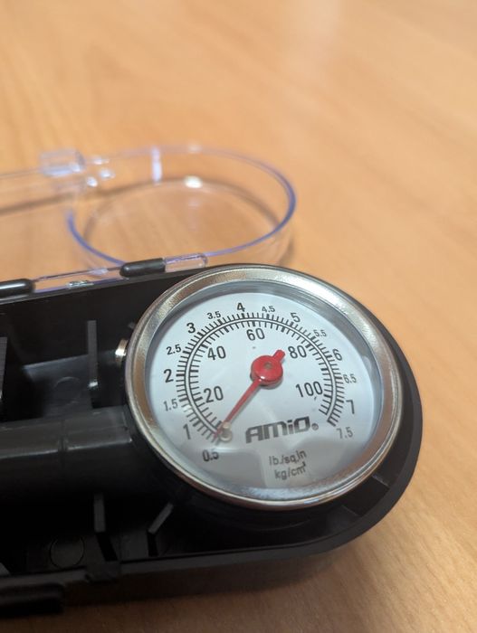 Manometr ciśnieniomierz w etui