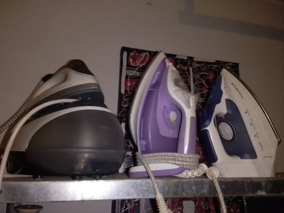 1 caldeira e 2 ferros de passar roupa