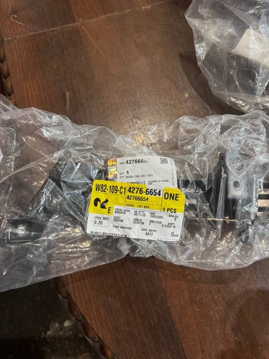 Напраляючі кріплення переднього бампера Шевроле Болт EUV, 2023