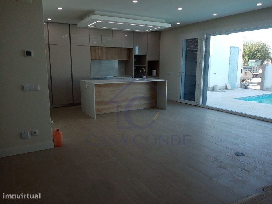 Moradia T4 Duplex com piscina, 180 m², acabamentos de luxo