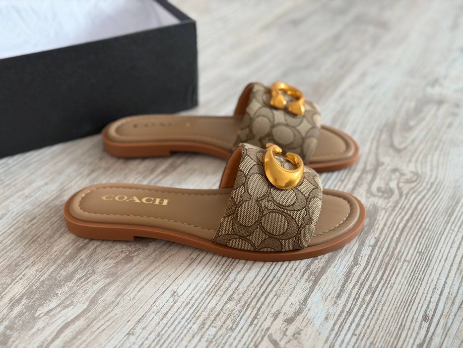 Шлопанці Coach в наявності
