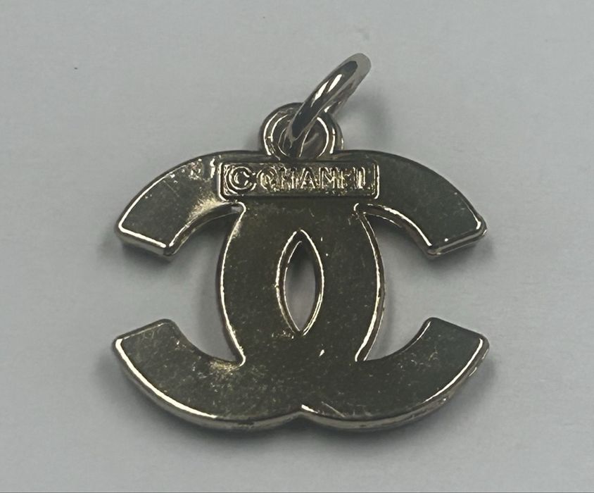 Elegancki logowany wisiorek