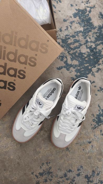 Adidas og samba. Novas