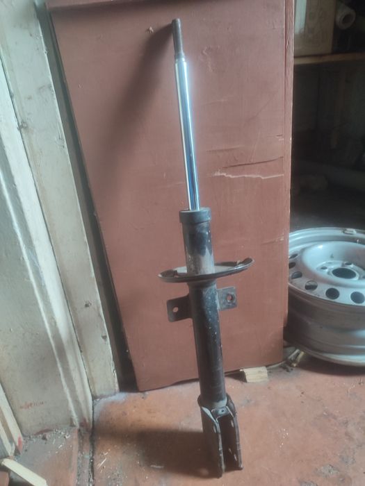 Продам амортизатор на Рено Дастер б/у