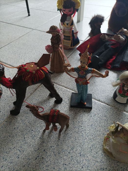 Conjunto de artesanato internacional e nacional