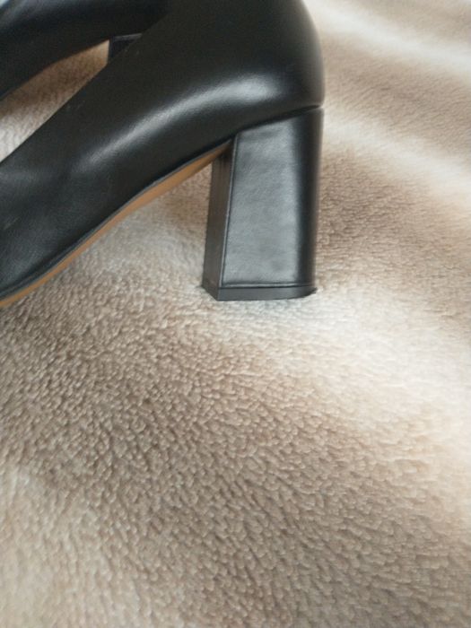 Czarne czółenka, rozmiar 38, Laura Messi