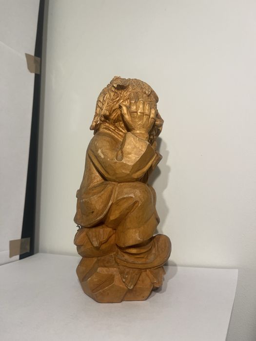 Figura drewniana siedząca