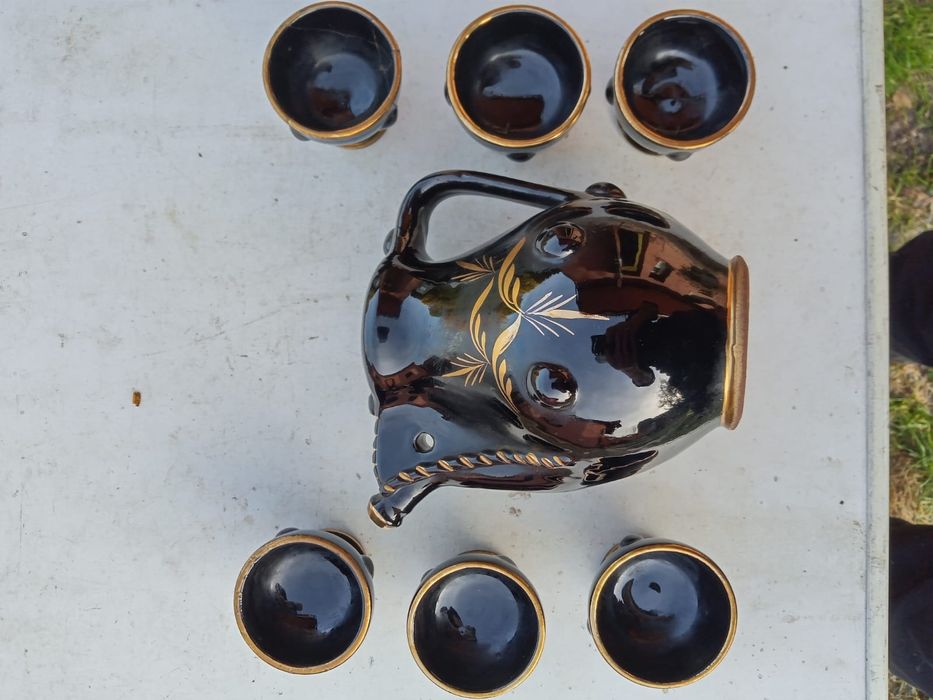 Czarna porcelit dzbanek kubki