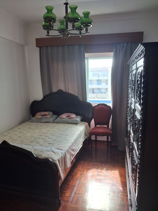 Aluga-se um quarto