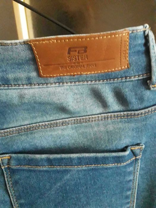 Jeansy skinny z dziurą