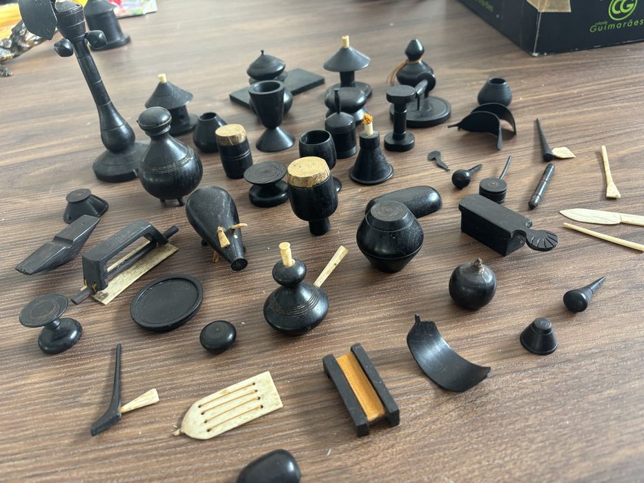 Peças miniatura em pau preto