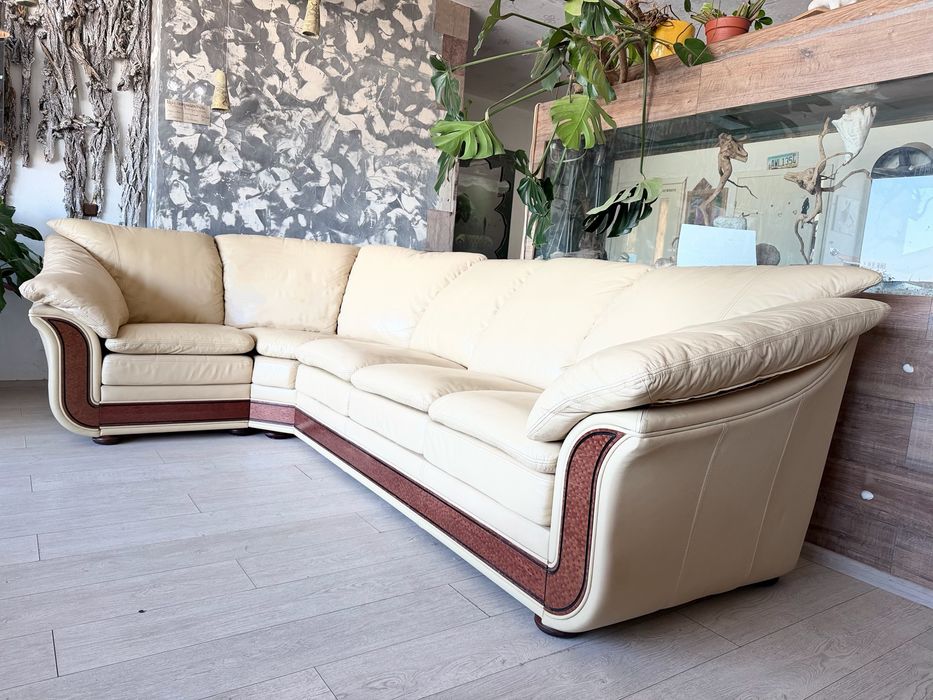 Шкіряний кутовий диван .Кут міняється.Стан ідеальний.