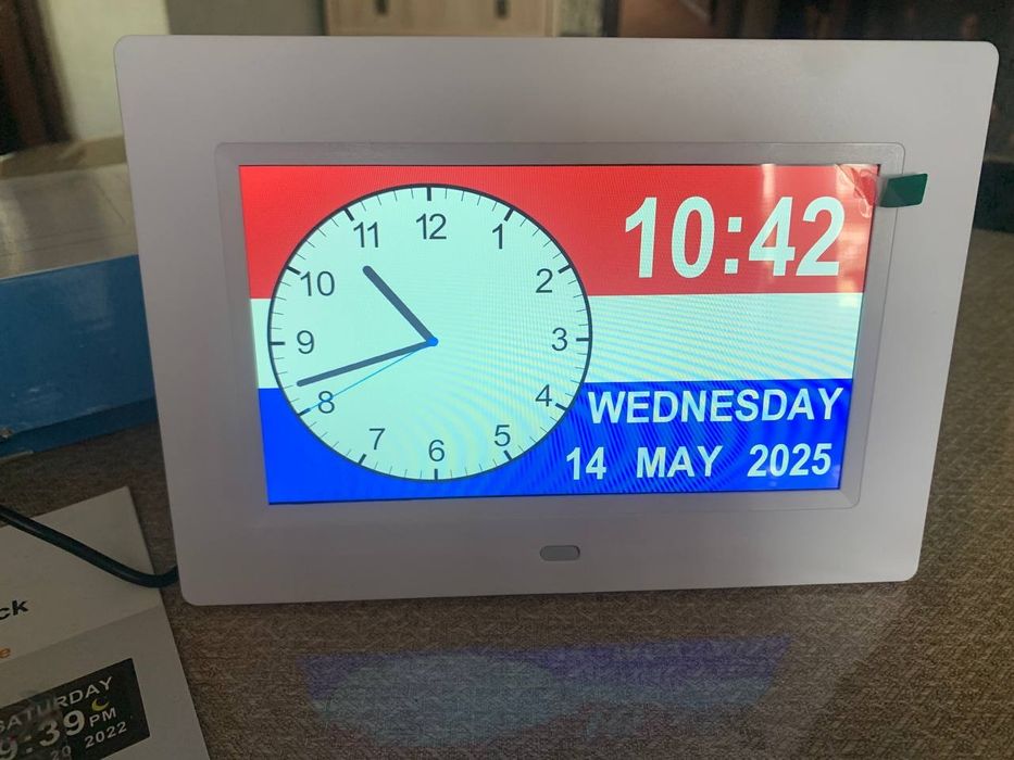 Цифрова рамка годинник з будильниками