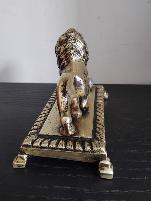 Escultura de leão em latão dourado pesa1,600kg.