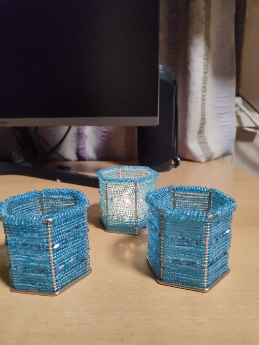 Продам подсвечники из бисера б/у три штуки .