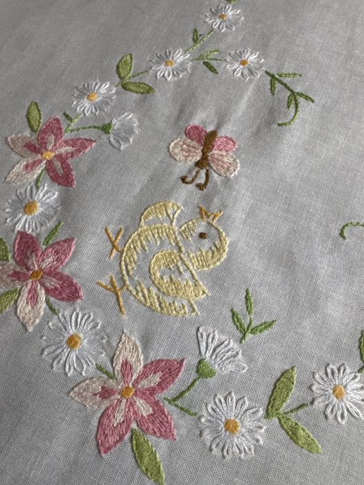 Obrus ręcznie haftowany  wiosenny do kolekcji