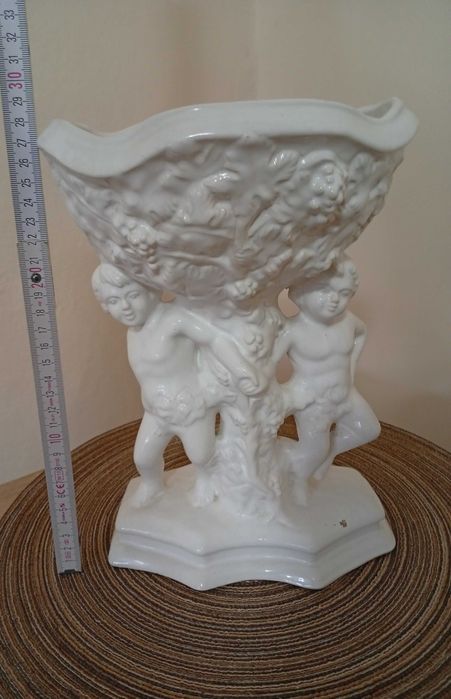 Zabytkowa doniczka w stylu barokowym