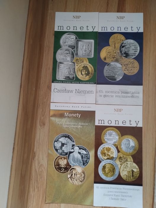 4 srebrne monety z folderami
