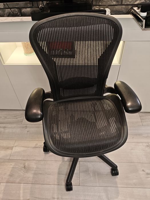 Herman Miller Aeron B  super stan