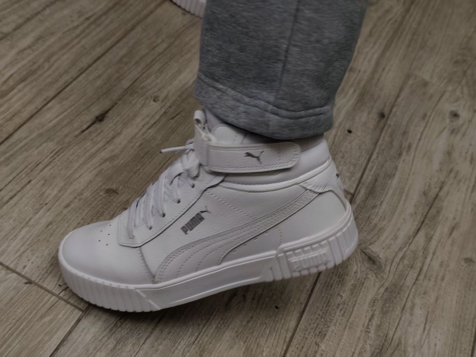 Puma Carina 2.0 Mid Winter Sneakers білого кольору.