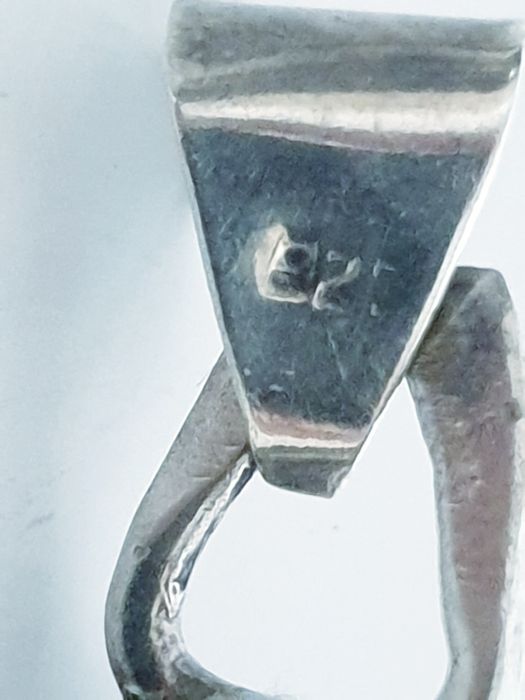 Fantasticos grandes pendentes em prata contrastada com pedras preciosa