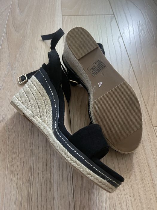 Sliczne nowe sandałki na korurnie 39