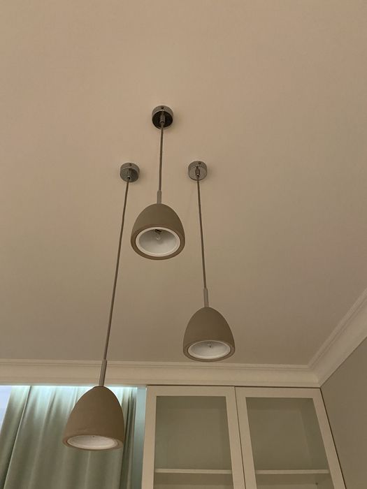 3 lampy wiszące, imitujące beton, beżowe