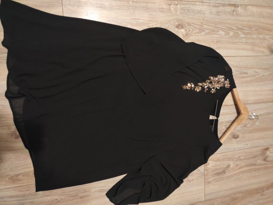 Czarna tunika ze złotym motywem