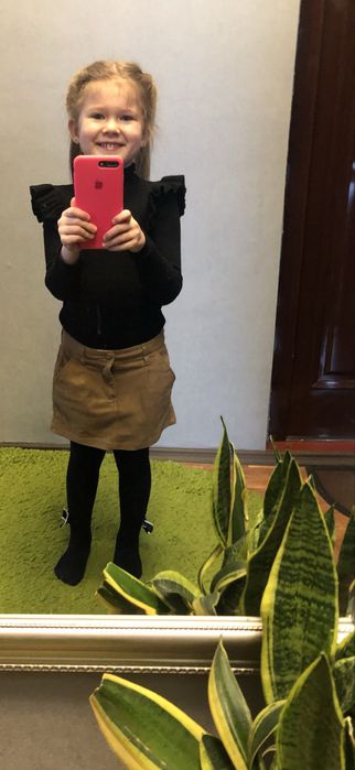 Класна водолазка з золотими гудзиками