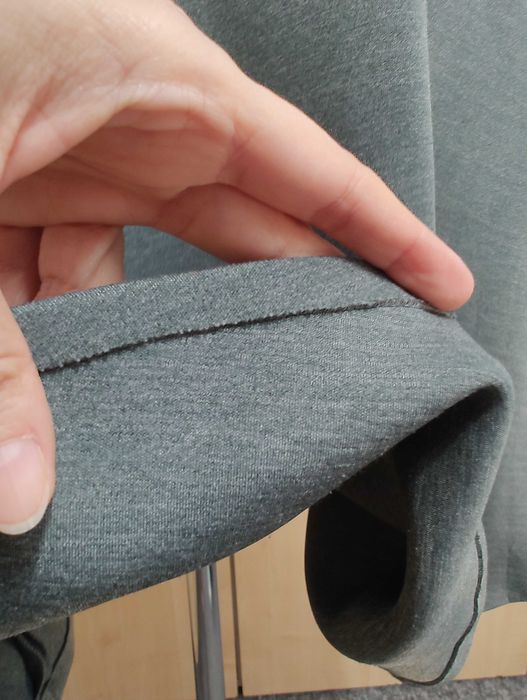 Urocza trapezowa krótka spódniczka z piankowego materiału COS S 36