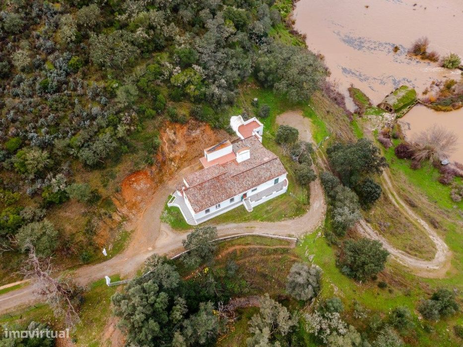 Quinta com quatro suítes e moínho, junto ao Rio Guadiana